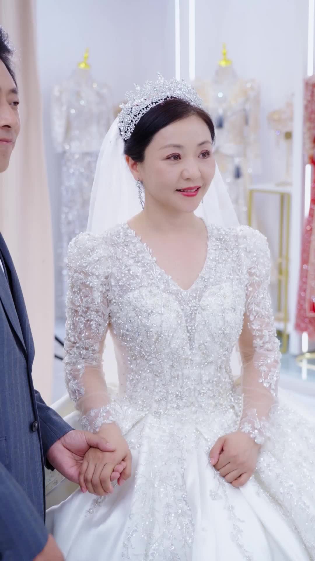 الحلقة 42 - تزوجت أغنى رجل وعمري خمسين